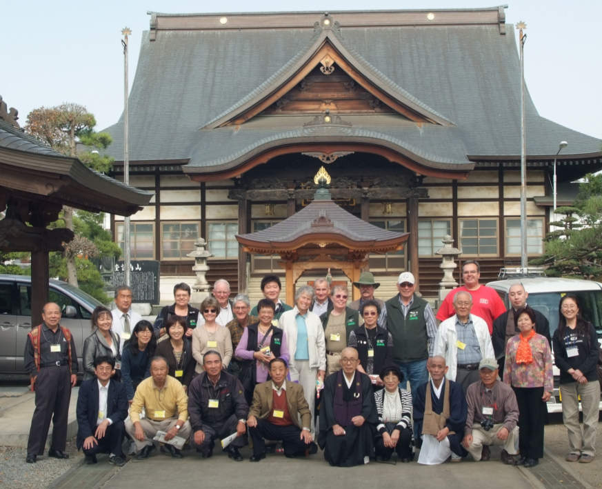 Gruppenbild mit Tempel - Group Photo in front of Temple