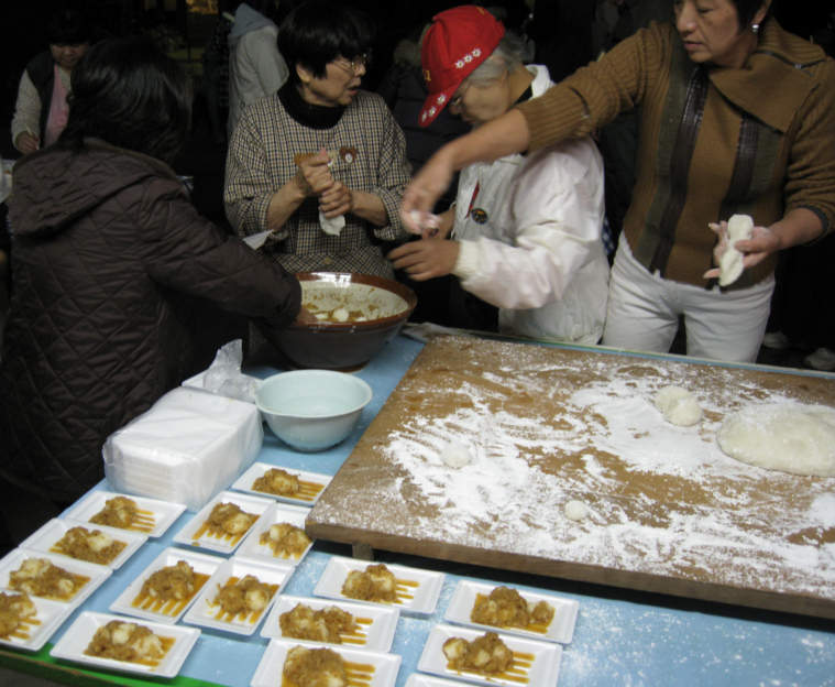 the mochi balls (cakes) are formed