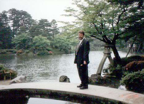Kenroku-En -  Brücke bei der Steinlaterne
