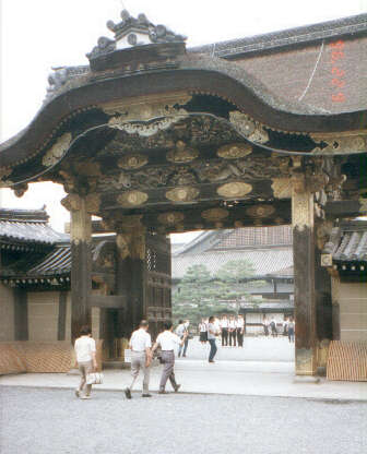 Reichlich verziertes Tempeltor in Kyoto