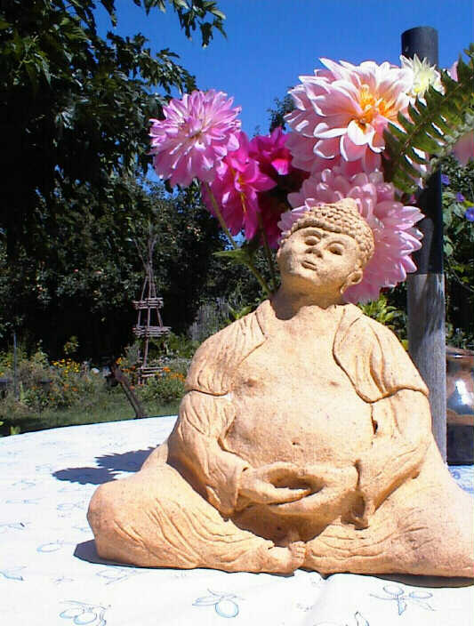 Buddha im Bltenmeer der Morning Glory - Buddha surrounded by flowering Morning Glory