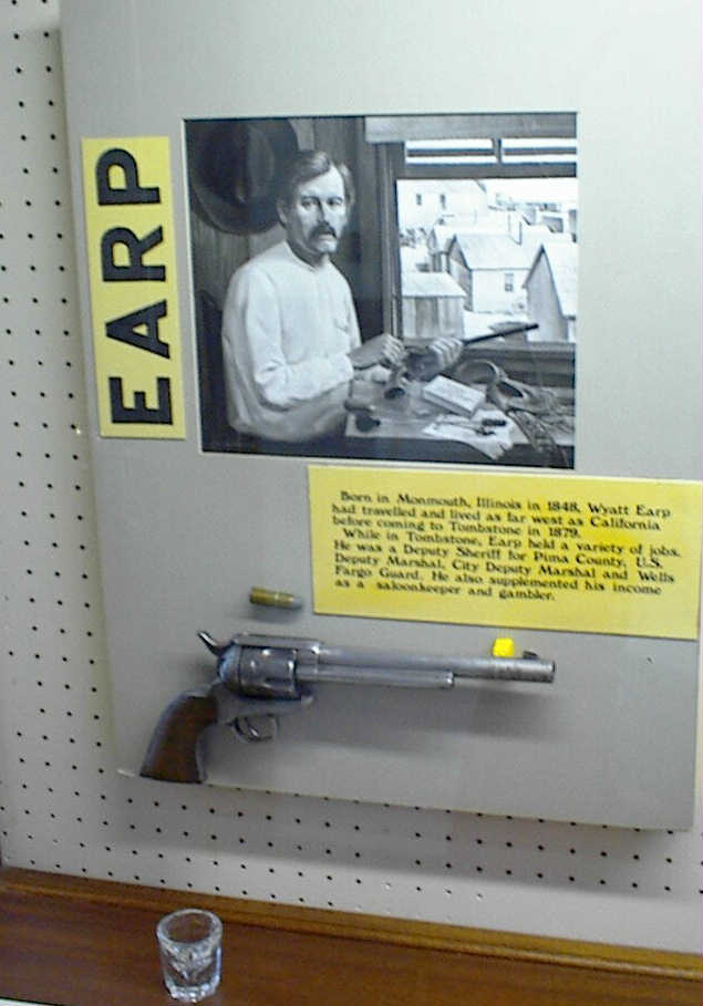 Wyett Earp's Revolver und Schnappsglass